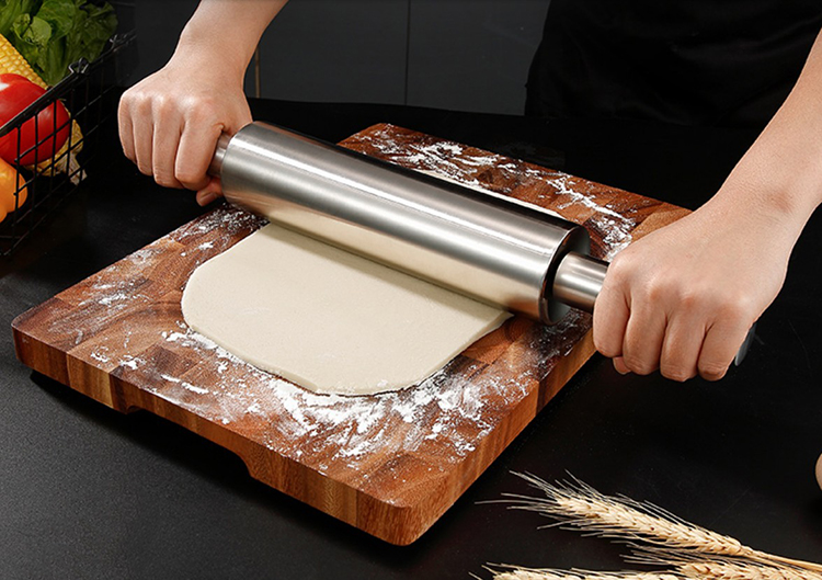 生地のペストリーピザパイクラストを焼くための簡単きれいなステンレススチールローリングピン